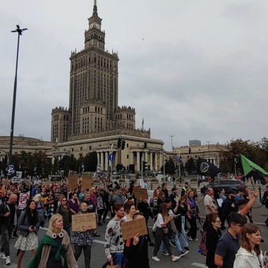 tłum osób z transparentami prozwierzęcymi, w tle Pałac Kultury i Nauki