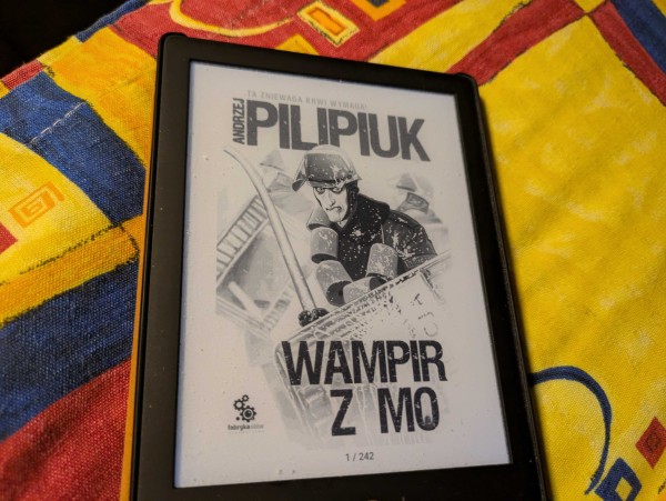 Okładka e-booka "Wampir z MO" Andrzeja Pilipiuka. E-book ma 242 strony.