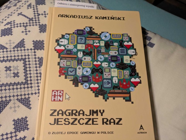 Zdjęcie okładki książki "Zagrajmy jeszcze raz" Arkadiusza Kamińskiego.