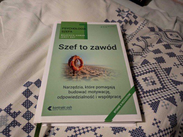 Zdjęcie książki "Szef to zawód" autorstwa Wojciecha Hamana oraz Jerzego Guta. Okładka jest zielona, ma zdjęcie koła ratunkowego na plaży na środku.