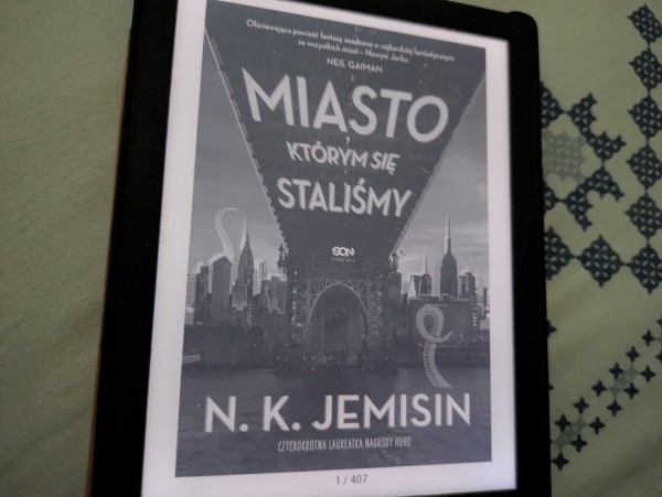 Okładka e-booka "Miasto, którym się staliśmy" Nory K. Jemisin. E-book ma 407 stron.