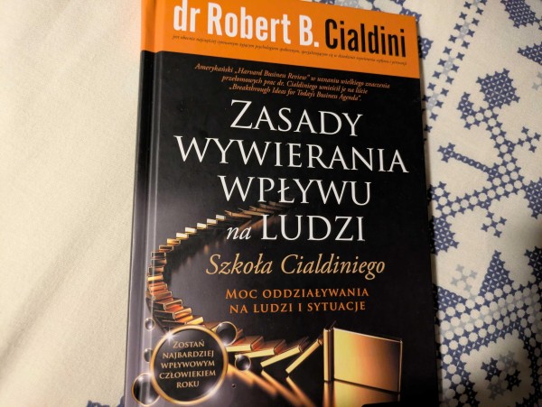 Zdjęcie książki "Zasady wywierania wpływu na ludzi. Szkoła Cialdiniego: moc oddziaływania na ludzi i sytuacje" Roberta B. Cialdiniego.
