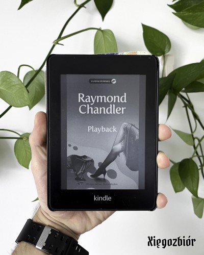 Zdjęcie czytnika Kindle wyświetlającego okładkę książki "Playback" Raymonda Chandlera.