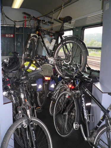 Ein Zugabteil voller Räder auf der Strecke - Passau München