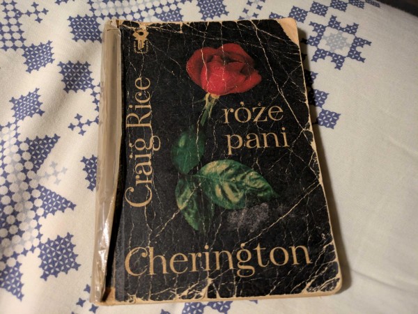 Zdjęcie bardzo uszkodzonej okładki książki "Róże pani Cherington" autorstwa Craig Rice.