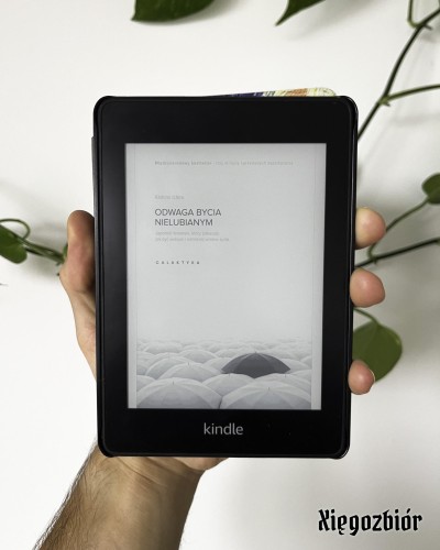 Zdjęcie czytnika ebooków wyświetlającego okładkę książki "Odwaga bycia nielubianym"
