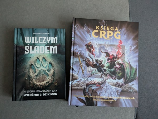 Zdjęcie dwóch książek: Wilczym Śladem Zbigniewa Jankowskiego oraz Księgę cRPG