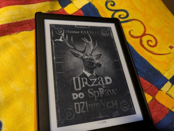 Okładka e-booka "Urząd do spraw dziwnych" Mateusza Cieślika. E-book ma 276 stron.