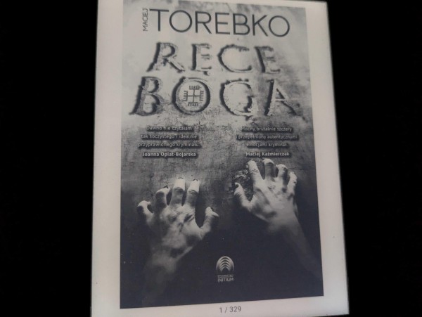 Okładka e-booka "Ręce Boga" Macieja Torebko. E-book ma 329 stron.