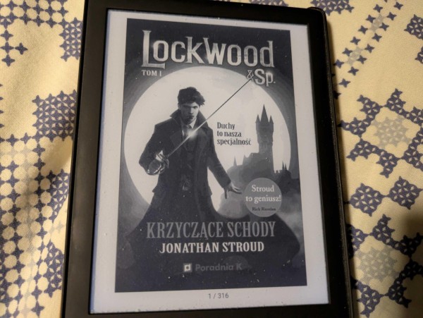 Okładka e-booka "Krzyczące schody" Jonathana Strouda. E-book ma 316 stron.