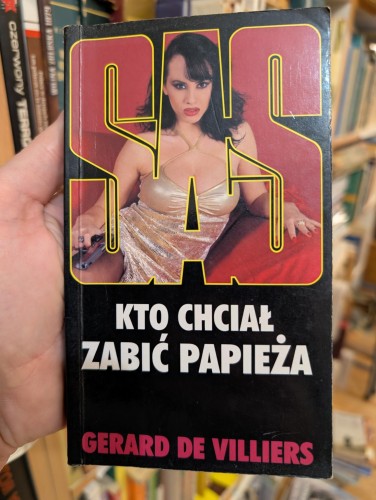 okładka książki kto chciał zabić papieża. na okładce kobieta w bieliźnie z pistoletem