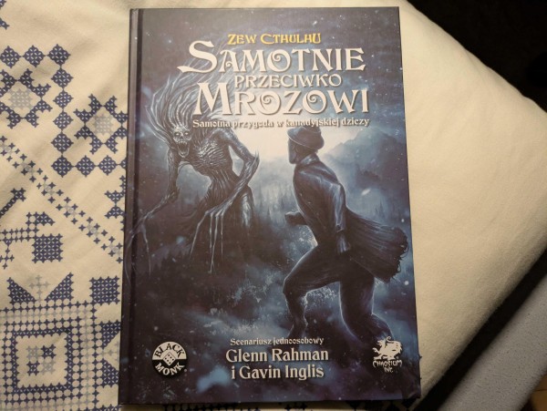 Zdjęcie książki "Samotnie przeciwko Mrozowi", gdy jednoosobowej do Zewu Cthulhu. Książka jest autorstwa Glenna Rahmana i Gavina Inglisa i przedstawia naukowca idącego na spotkanie zimowego upiora.