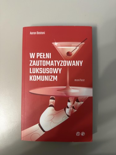 Książka–manifest Aarona Bastianiego „W pełni zautomatyzowany luksusowy komunizm”.