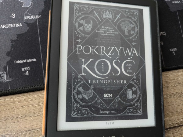 Okładka e-booka "Pokrzywa i kość" T. Kingfisher. E-book ma 251 stron.