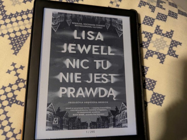 Okładka e-booka Lisy Jewell "Nic tu nie jest prawdą". E-book ma 295 stron.