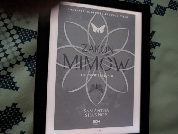 Okładka e-booka "Zakon Mimów" Samanthy Shannon. E-book ma 454 stron.