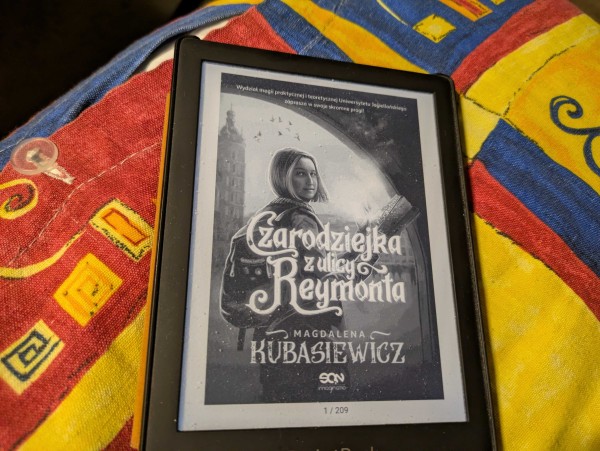 Okładka e-booka "Czarodziejka z ulicy Reymonta" Magdaleny Kubasiewicz. E-book ma 209 stron.