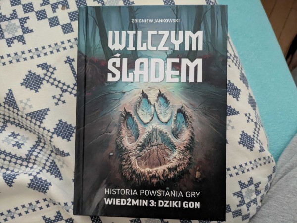 Zdjęcie książki "Wilczym Śladem: Historia powstawania gry Wiedźmin 3 Dziki Gon" Zbigniewa Jankowskiego.