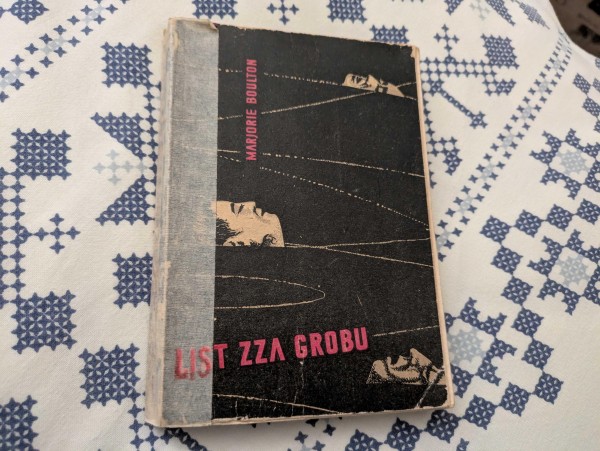 Zdjęcie książki "List zza grobu" autorstwa Marjorie Boulton. Okładka nieco zniszczona, czarna z twarzą martwej kobiety i czerwonymi napisami.