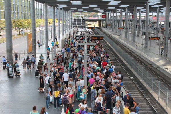 Viele Menschen am Bahnsteig. Quelle: Pixabay.