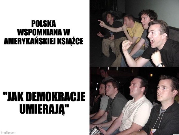 Mem złożony z czterech paneli. W górnej połowie napis "Polska wspomniana w amerykańskiej książce", obok zdjęcie bardzo podekscytowanych, cieszących się mężczyzn. W dolnej połowie napis "Jak demokracje umierają", obok zdjęcie tych samych mężczyzn, siedzących spokojnie obok siebie z raczej znudzonymi minami.