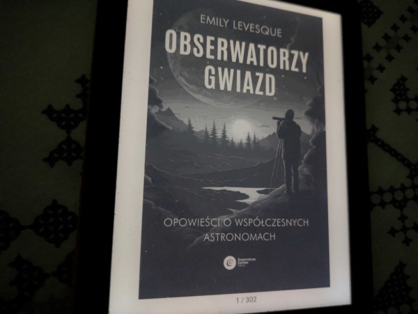 Okładka e-booka "Obserwatorzy gwiazd. Opowieści o współczesnych astronomach" autorstwa Emily Levesque. E-book ma 302 strony.