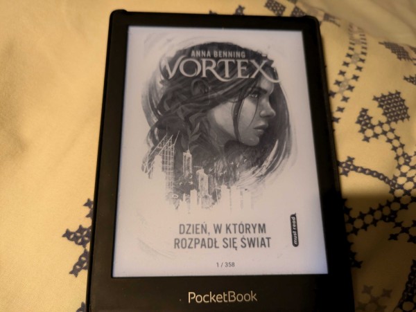 Okładka e-booka "Vortex. Dzień, w którym rozpadł się świat" Anny Benning. E-book ma 358 stron.