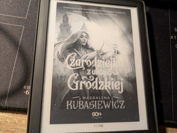 Okładka e-booka "Czarodziejka z ulicy Grodzkiej" Magdaleny Kubasiewicz. E-book ma 198 stron.
