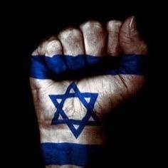 Pięść z namalowaną flagą Izraela z gwiazdą Dawida