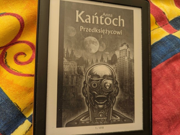Okładka e-booka pierwszego tomu "Przedksiężycowych" Anny Kańtoch. E-book ma 418 stron.
