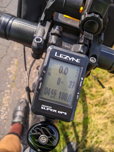 Komputerek rowerowy pokazujący przejechane 100 kilometrów.