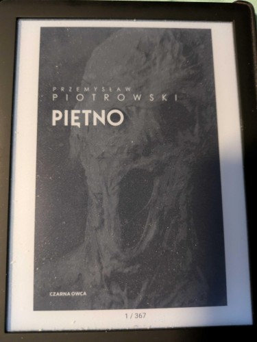 Okładka e-booka "Piętno" Przemysława Piotrowskiego. E-book ma 367 stron.