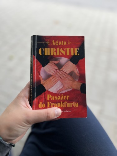 Kieszonkowe wydanie Pasażera do Frankfurtu Agathy Christie, zdjęcie portretowe, w tle beton