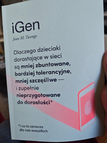 Zdjęcie okładki książki Jean M. Twenge pt. "iGen. Dlaczego dzieciaki dorastające w sieci są mniej zbuntowane, bardziej tolerancyjne, mniej szczęśliwe - i zupełnie nieprzygotowane do dorosłości".