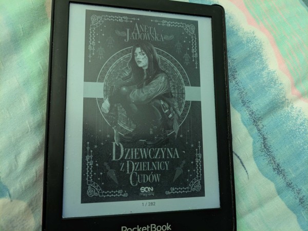 Okładka e-booka "Dziewczyna z Dzielnicy Cudów" Anety Jadowskiej. E-book ma 282 strony.