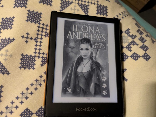 Okładka e-booka "Magia uderza" Ilony Andrews. E-book ma 300 stron.