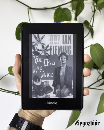 Zdjęcie czytnika Kindle wyświetlającego okładkę książki "You Only Live Twice" Iana Fleminga.