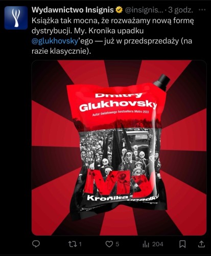 Przyciągająca wzrok okładka książki z uderzającym czerwono-czarnym wzorem, z tytułem “Kronika Upadku” autorstwa Dmitra Glukhovskiego. Tło zawiera grafikę tłumu z kreskówkowymi twarzami, tworząc dramatyczny efekt.