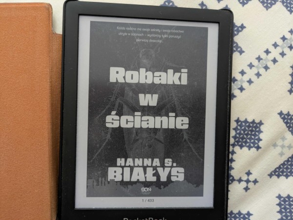 Okładka e-booka "Robaki w ścianie" autorstwa Hanny S. Białys. E-book ma 433 strony.