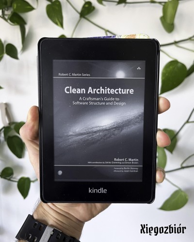 Zdjęcie czytnika Kindle wyświetlającego okładkę książki "Clean Architecture" Roberta C. Martina.