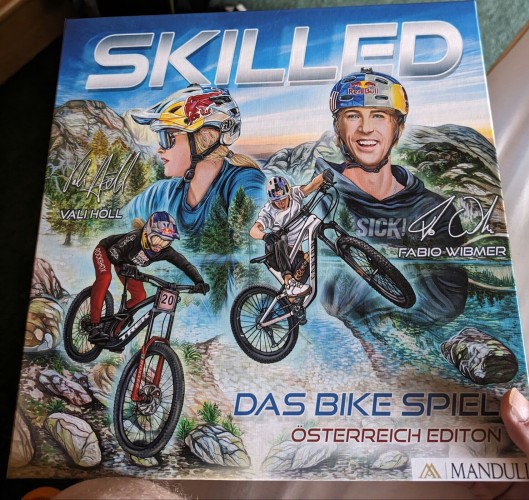 Brettspielverpackung von

Skilled, das bike Spiel Österreich edition

Aus dem mandulis Verlag. Auf dem Cover sind Fabio Wibmer und Vali Höll