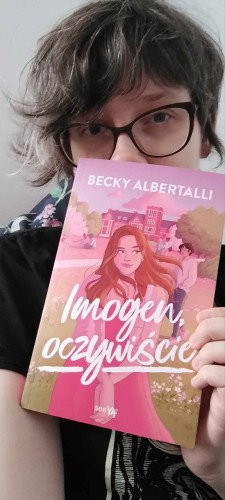 Selfie tłumaczki (mnie!) z książką "Imogen, oczywiście" Becky Albertalli. Wyglądam na nim, jakbym wychodziła z grypy, co w sumie... Zgadza się z tym, jak się czułam, gdy je robiłam. Bo wychodziłam z grypy.