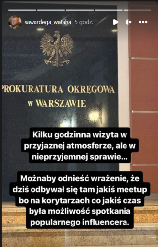 Relacja z Instagrama Sylwestra Wardęgi. Na zdjęciu jest ściana z napisem "Prokuratura Okręgowa w Warszawie", a tekst to "Kilkugodzinna wizyta w przyjaznej atmosferze, ale w nieprzyjemniej sprawie... Można by odnieść wrażenie, że dziś odbywał się tam jakiś meetup, bo na korytarzach co jakiś czas była możliwość spotkania popularnego influencera"