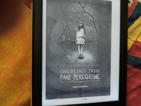 Okładka e-booka "Osobliwy dom pani Peregrine" Ransoma Riggsa. E-book ma 261 stron.