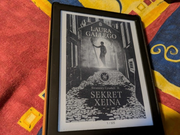 Okładka e-booka "Sekret Xeina" Laury Gallego. E-book ma 325 stron.