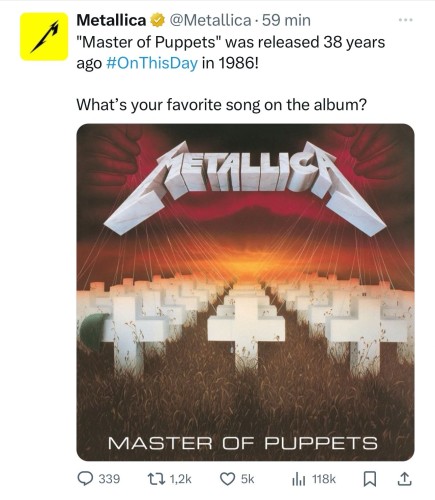 Post społecznościowy Metalliki upamiętniający 38. rocznicę wydania albumu "Master of Puppets", przedstawiający jego okładkę z cmentarzem białych krzyży i czerwonym niebem w tle oraz pytający fanów o ich ulubiony utwór z albumu