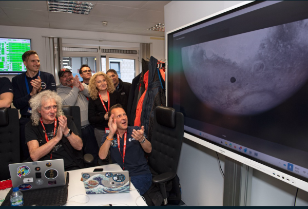 Personal científico de ESA aplauden tras la llegada de la primera foto obtenida de Marte y su Luna Deimos.