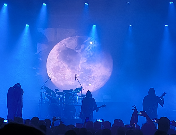 zakapturzeni muzycy, w tle sceny księżyc w pełni