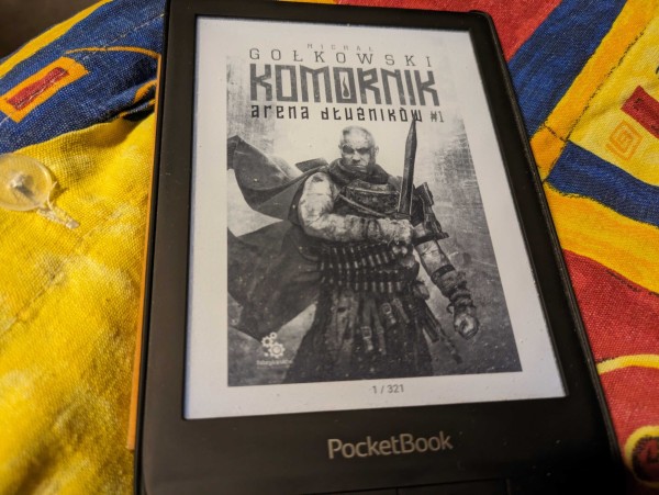 Okładka "Komornika - Areny Dłużników, część pierwsza" Michała Gołkowskiego. E-book ma 321 stron.