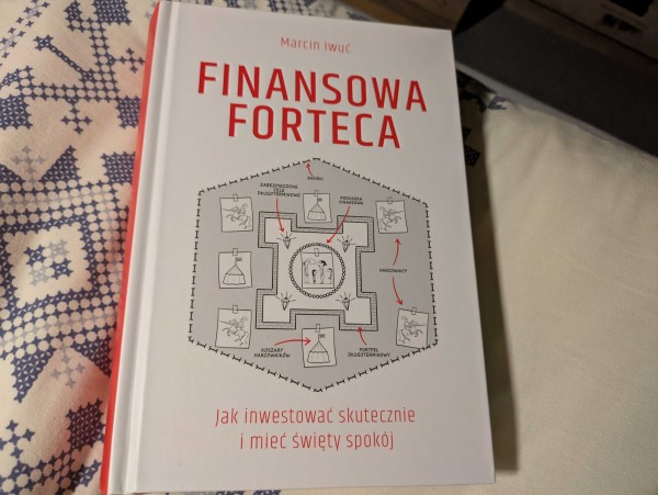 Zdjęcie okładki książki "Finansowa forteca" Marcina Iwucia. Na białej okładce jest wizerunek fortecy złożonej z oszczędności i podpis "Jak inwestować skuteczne i mieć święty spokój".